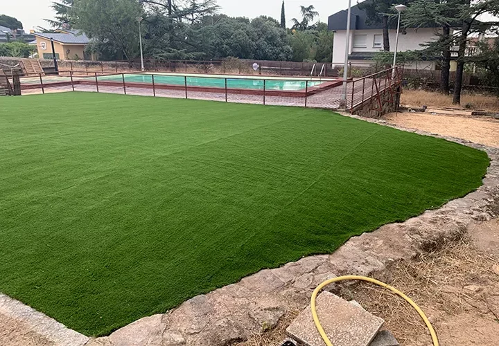 Pradera en desnivel con césped artificial