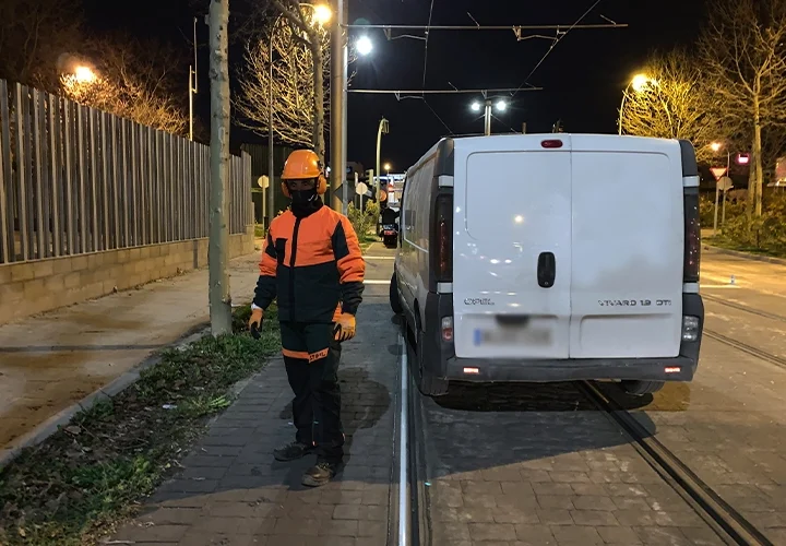 poda nocturna, trabajador más furgoneta